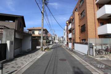 物件の西側前面道路（南側から）