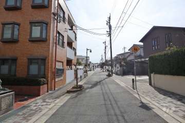 物件の西側前面道路（北側から）