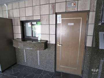 エントランスに管理人室があります。