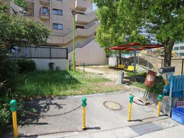 敷地に隣接する虹ヶ丘南公園