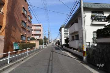 物件の東側前面道路（南側から）