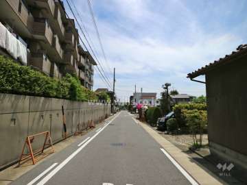敷地の西側前面道路（北側から）