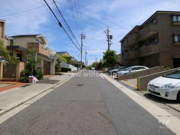 敷地の北側前面道路（西側から）