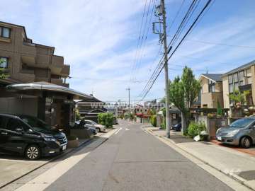 敷地の北側前面道路（東側から）
