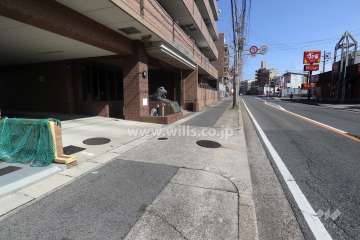 物件の南側前面道路（西側から）