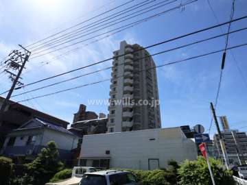 ライオンズ星ヶ丘イーストの遠景(北西側から撮影)周辺はマンションと商業施設、一筋大通りから入ると戸建が混在するエリアです。