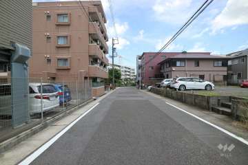 敷地の南側前面道路（西側から）