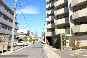 敷地西側の前面道路
