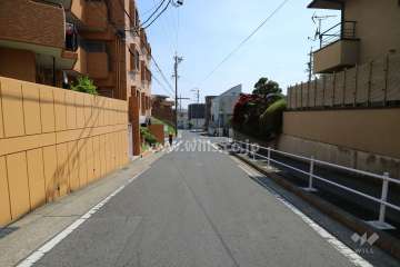 敷地西側前の面道路（北側から）