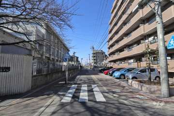 敷地南側の前面道路（東側から）