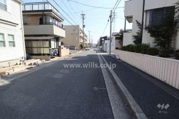 敷地北側の前面道路(西側から)