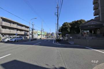 敷地北西側の前面道路（南西側から）
