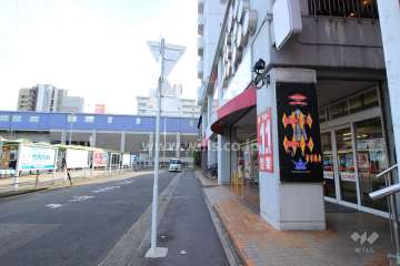 敷地東側の前面道路。１階部分にスーパーがあります。