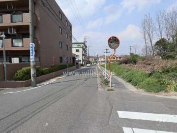 東側前面道路(南側から)