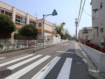 東側前面道路(北側から)