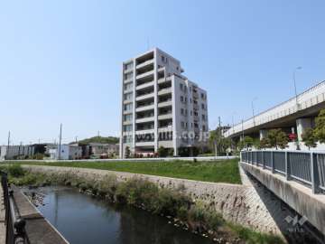 ディーレスティア名東高針の遠景。敷地東側には植田川が流れています。