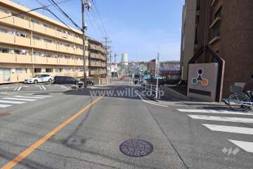 物件の北側前面道路（西側から）