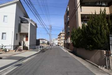 物件の西側前面道路（南側から）