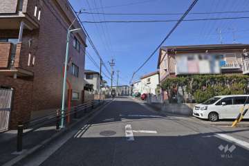 物件の北東側前面道路（南東側から）
