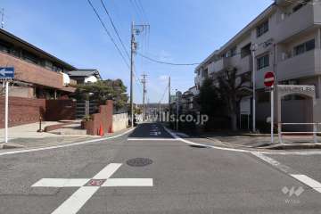 物件の北側前面道路（西側から）