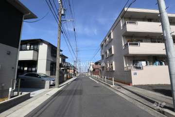 物件の西側前面道路（南側から）