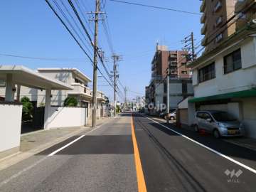 物件の北側前面道路（西側から）