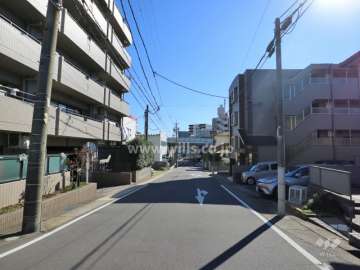 敷地の南西側前面道路（北西側から）