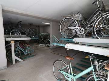 屋内に設けられた駐輪場