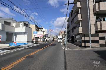 敷地西側の前面道路（南側から）