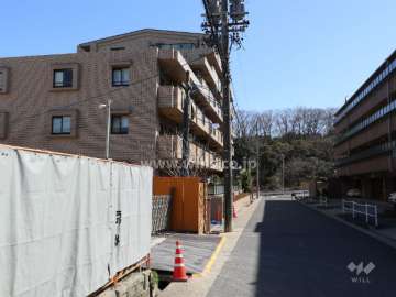 カルティア明徳公園の外観（西側から）と前面道路