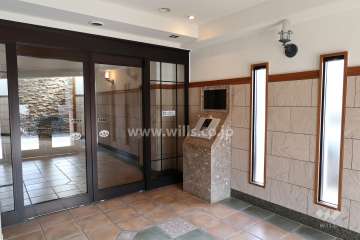 エントランスはオートロック付きです。