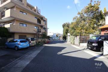 敷地北東側の前面道路（南東側から）