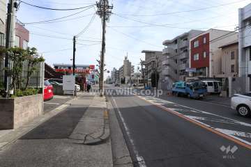 敷地南側の前面道路（西側から）
