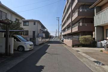 物件の南側前面道路（東側から）