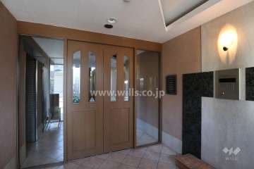 エントランスはオートロック付きです。