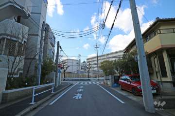 敷地の北側前面道路（東側から）