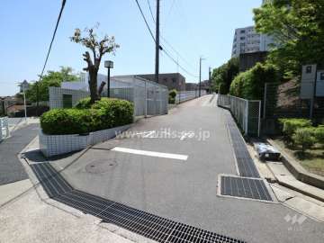 敷地東側の前面道路