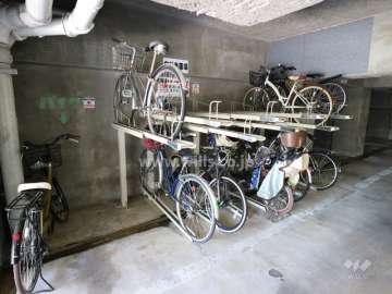 屋内に設けられた駐輪場