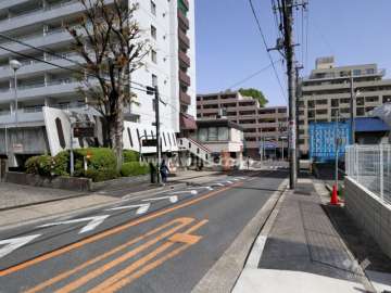 敷地東側の前面道路。二車線の道路です。