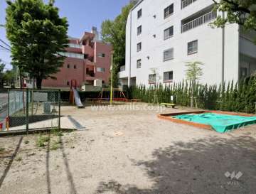 敷地に隣接する虹ヶ丘北公園