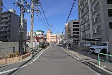 敷地西側の前面道路（南側から）