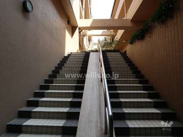 マンション内の階段と吹き抜け