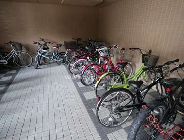 屋内に設けられた駐輪場
