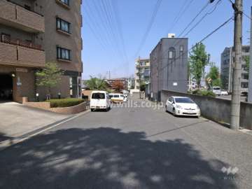 物件の東側前面道路（南側から）