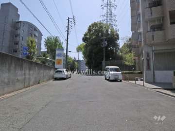 物件の東側前面道路（北側から）