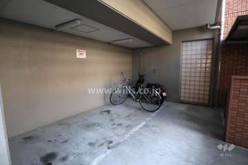 バイク置場と駐輪場