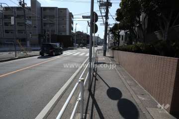 敷地東側の前面道路(北側から)