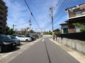 敷地の北側前面道路（東側から）