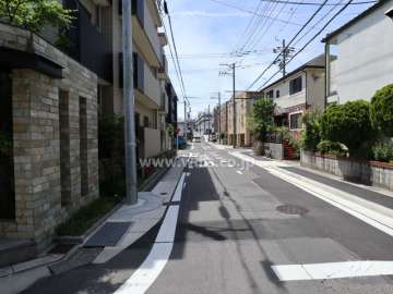 敷地の西側前面道路(北側から)