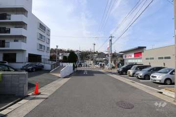物件の北側前面道路（東側から）